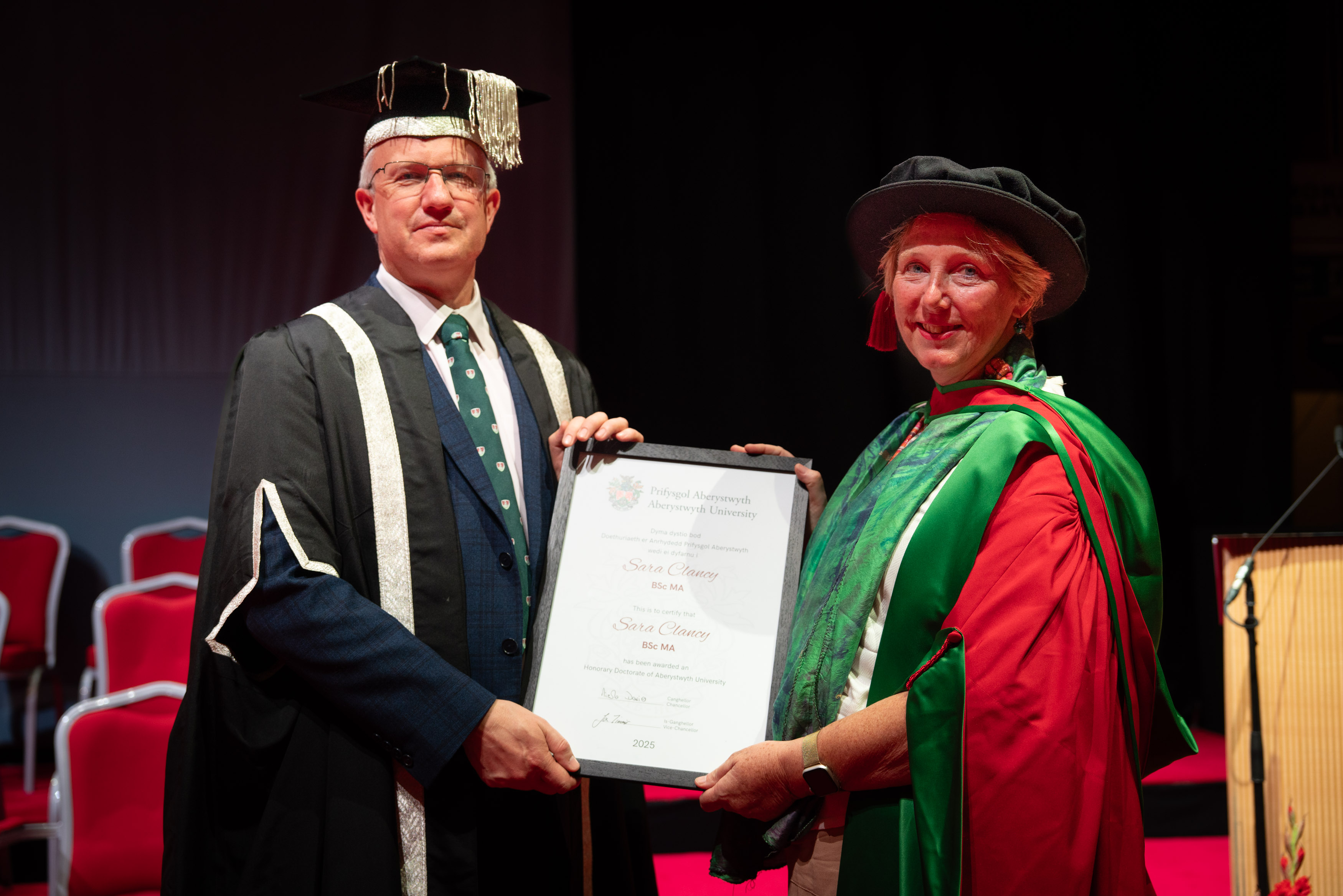 Is-Ganghellor Prifysgol Aberystwyth, Yr Athro Jon Timmis gyda Sara Clancy