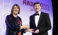 Mr Jones receiving his award from Institute of Physics president Dr Frances Saunders