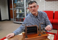 Professor Iwan Morus with an induction coil which were in use from the 1830s. Between around 1890 and 1920 they were used to generate high voltage to create electromagnetic (radio) waves.