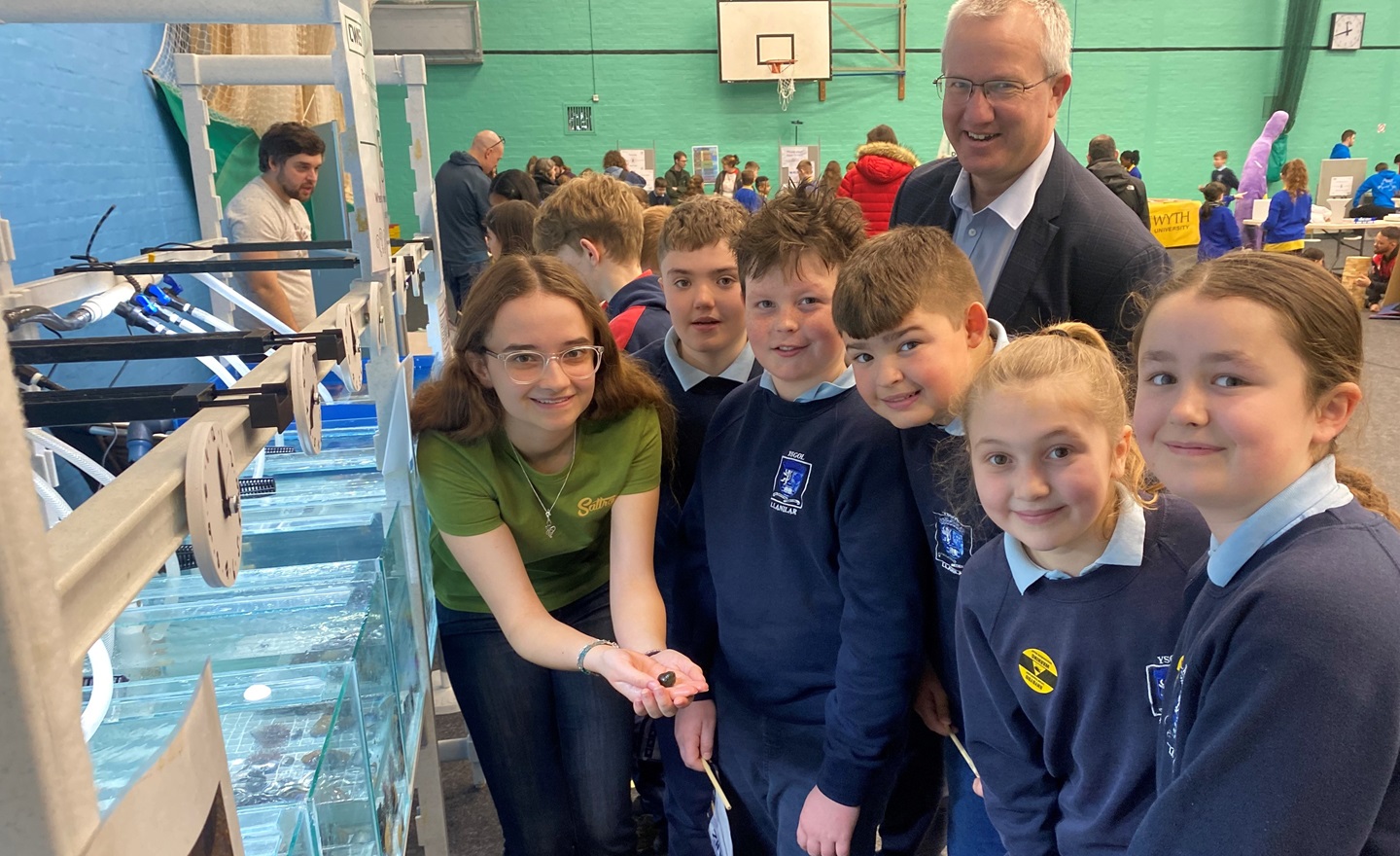 Left to right: Life Sciences student Elsa Larrad discusses how animals spend their time underwater with Ysgol Gynradd Gymunedol Llanilar pupils Rhun Lloyd, Osian Price, Thomas Sion Morgans, Elin Evans and Cati Jones, in the company of Aberystwyth University Vice-Chancellor, Professor Jon Timmis.