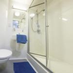 An en-suite bathroom in Fferm Penglais 