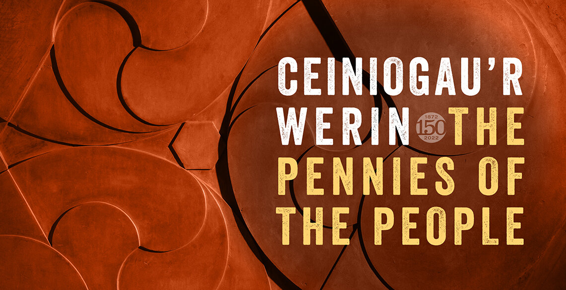 Clawr blaen y gyfrol Ceiniogau'r Werin: Prifysgol Aberystwyth mewn 150 Objects / Pennies of the People: Aberystwyth University mewn 150 Gwrthrych, gyda dyluniad copr yn seiliedig ar furlun gan y diweddar artist David Tinker.