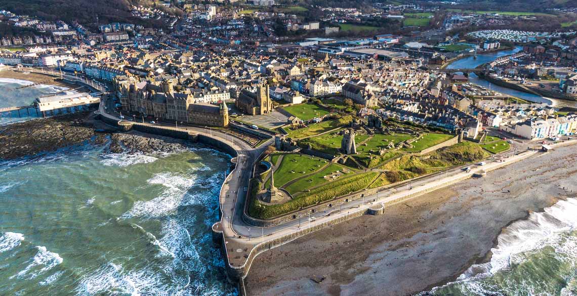 Llun awyr o'r Hen Coleg, Prifysgol Aberystwyth. 