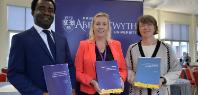 Chwith i'r dde: Dr Aloysius Igboekwu, Dr Sarah Lindop a Dr Maria Plotnikova o Ysgol Fusnes Aberystwyth fu&rsquo;n astudio effeithiau pandemig COVID-19 ar fusnesau ac aelwydydd yng Ngheredigion.