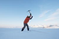 Ymchwilydd Prifysgol Aberystwyth Dr Arwyn Edwards yn Svalbard
Credyd: Dr Iain Rudkin, British Antarctic Survey