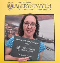 Enwogodd Dr Cerys Jones o'r Adran Daearyddiaeth a Gwyddorau Ddaear yn Brifysgol Aberystwyth y Wobr Eilir Hedd Morgan, a gynhelid gan y Coleg Cymraeg.