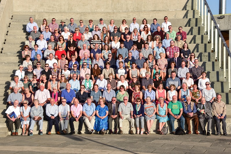 Myfyrwyr a staff o’r presennol a’r gorffennol ar risiau’r La Scala ar gampws Penglais gyda'r Athro Elizabeth Treasure, Is-Ganghellor Prifysgol Aberystwyth (canol), ar ddechrau penwythnos o weithgareddau i nodi canmlwyddiant Adran Daearyddiaeth a Gwyddorau Daear y Brifysgol ac aduniad blynyddol Cymdeithas y Cyn-Fyfyrwyr. 