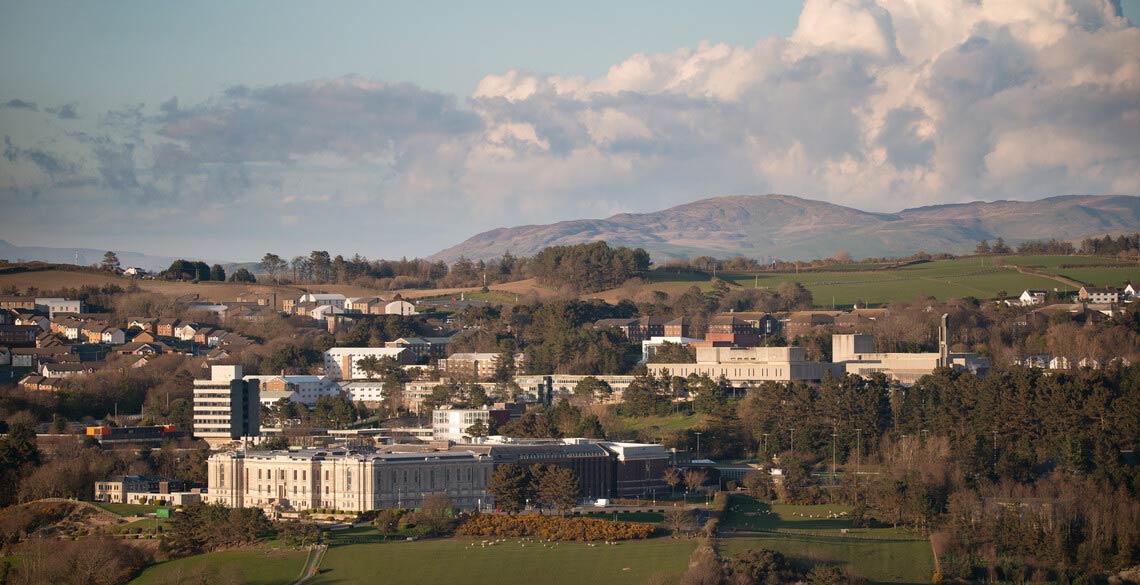 Llun awyr o brifysgol Aberystwyth gyda'r Llyfrgell Cendlaethol. 