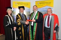 Yr Athro April McMahon, Is-Ganghellor, Dr Glyn Rowlands BSc PhD, Is-Lywydd, yr Athro Douglas Kell CBE, Cymrawd a’r Yr Athro Wayne Powell, Cyfarwyddwr IBERS.