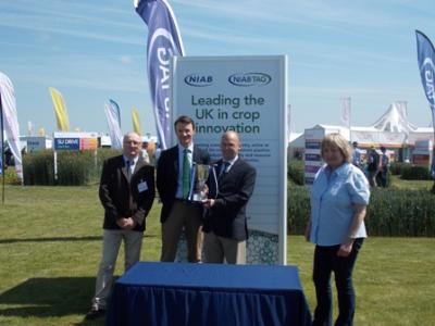 Yr AthroMike Gooding Cyfarwyddwr IBERS yn derbyn y NIAB Variety Cup yn CEREALS 2015 gan Dr Tina Barsby, Prif Weithredwr NIAB