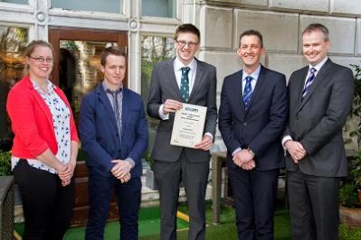 Cennydd Jones yn derbyn ei wobr o’r chwith: Abby Cook Kite Consulting gyda Manod Williams Prifysgol Aberystwyth; Cadeirydd RABDF Mike King; a Edward Lott Kite Consulting.