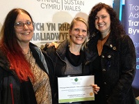 Staff Prifysgol Aberystwyth gyda’r wobr Canmoliaeth Uchel yng Ngwobrau Cynnal Cymru. O’r chwith i’r dde: Mary Jacob o’r Tîm E-Ddysgu, Dr Paula Hughes, a’r Athro Jo Hamilton o Athrofa’r Gwyddorau Biolegol, Amgylcheddol a Gwledig.