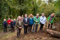 Lizzie Tyson gydag un o’r coed a roddwyd gan ei rhieni i Barc Natur Penglais i nodi’r blynyddoedd hapus a dreuliodd hi fel myfyrwraig ym Mhrifysgol Aberystwyth. (Ch-Dd) Len Kersley o Grŵp Cefnogi Parc Natur Penglais a drefnodd y digwyddiad, Jim Wallace ar ran Prifysgol Aberystwyth, y Cynghorydd Mark Strong a ddiolchodd i Mr a Mrs Tyson am eu rhoddion i'r drefn, gydag Oliver, Sue a Lizzie Tyson fu'n plannu'r coed.