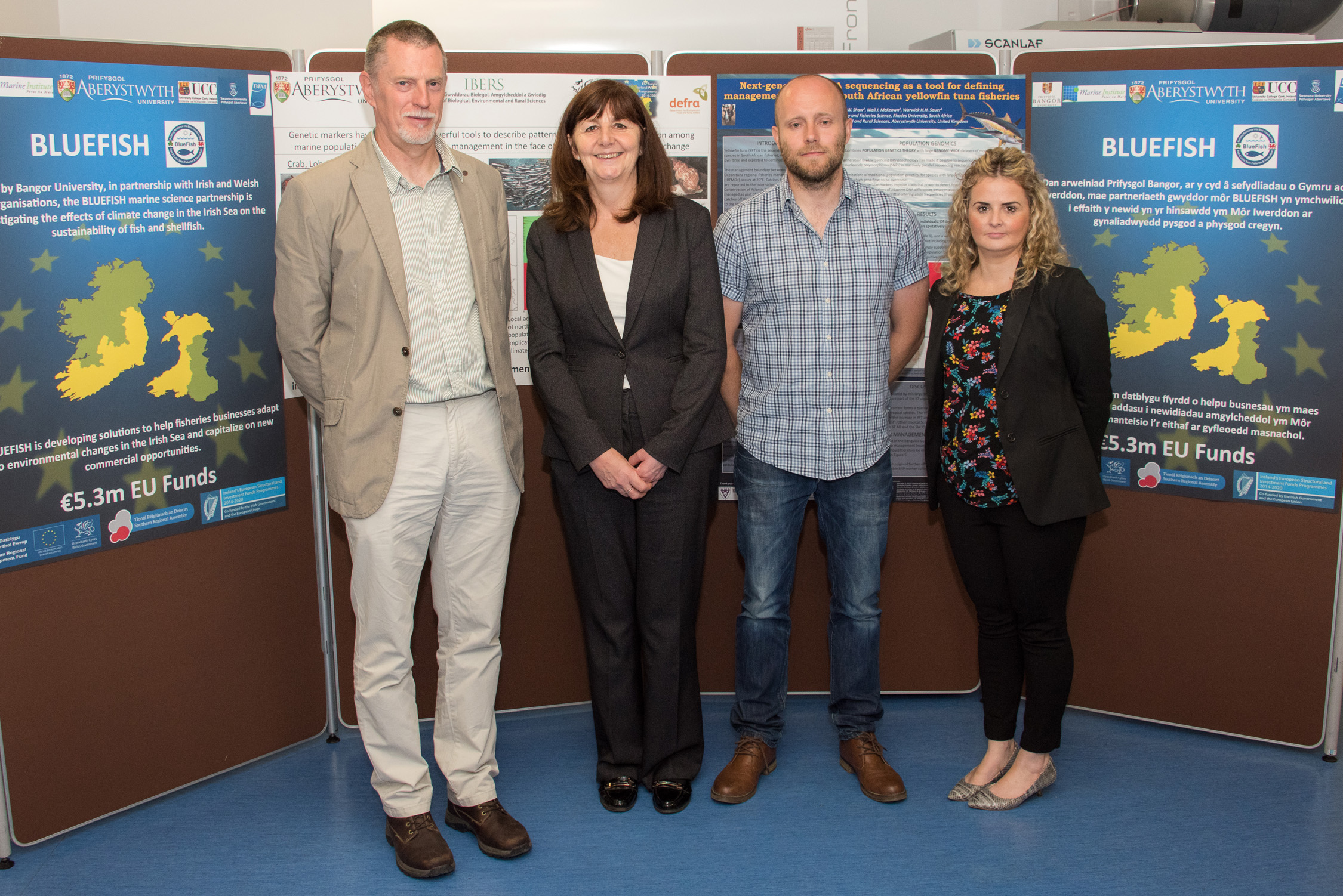 Yr Athro Paul Shaw, Lesley Griffiths AC, Dr Niall McKeown IBERS a Leanne Llewellyn o Llywodraeth Cymru.