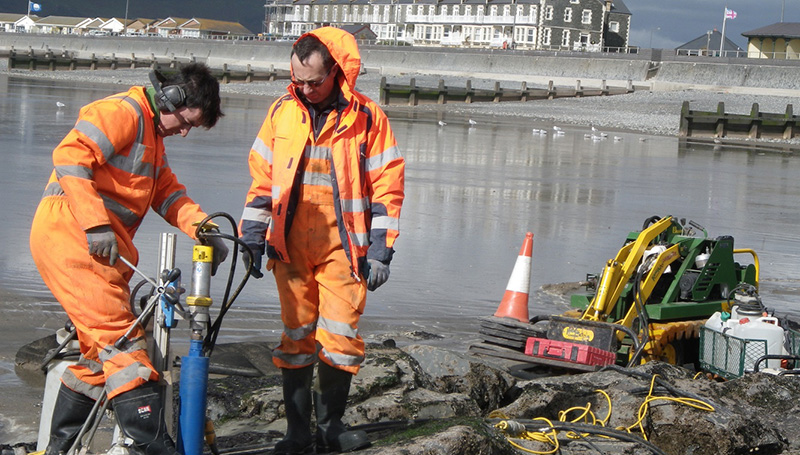 Bydd Ecostructure yn gweithio gyda rhanddeiliaid a gwneuthurwyr polisi i ddatblygu ymyriadau ecolegol syml ond arloesol ar gyfer gwella bioamrywiaeth, gan adeiladu ar waith arobryn IBERS ar welliannau pyllau craig artiffisial yn Nhywyn a deunyddiau amgen i goncrid.