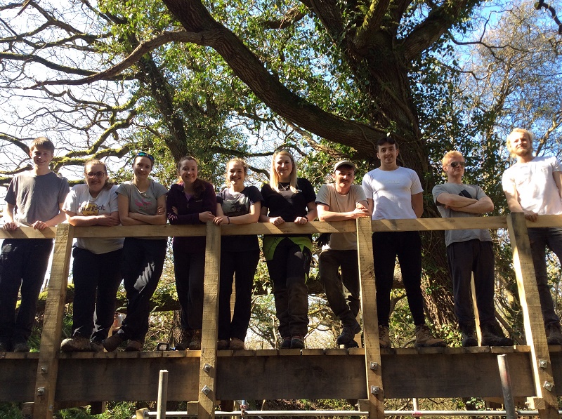 (Chwith i'r dde) Myfyrwyr Prifysgol Aberystwyth Harry Samways, Ellen Smith, Emily Figgins, Libby Cox, Megan Gallant, Wenonah Waite, Paddy Bolster, Tom Corrigan, Dan Hersee a Ruairidh MacKay.