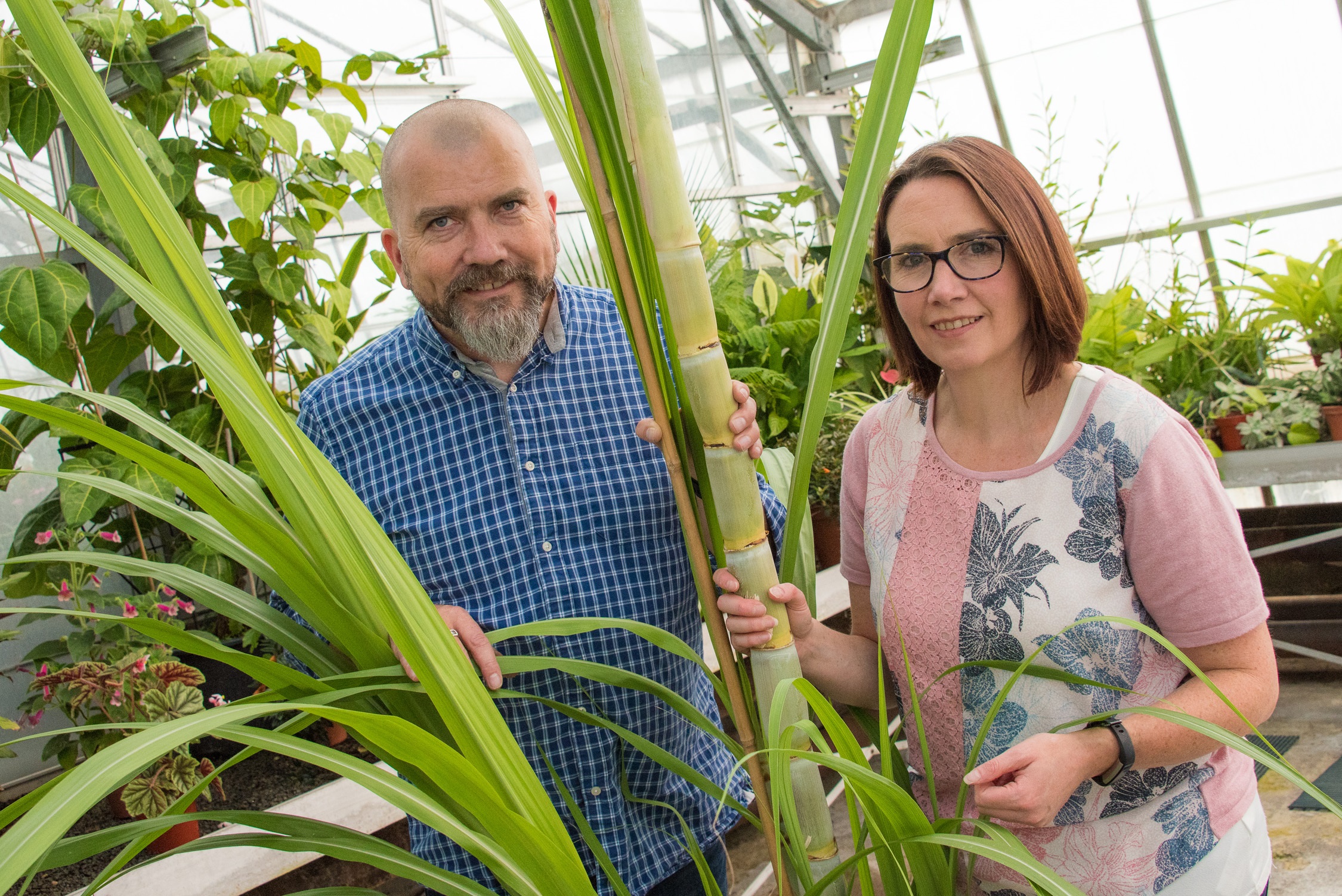 Dr David Bryant a Dr Sian Davies o dîm BIOREVIEW yn IBERS