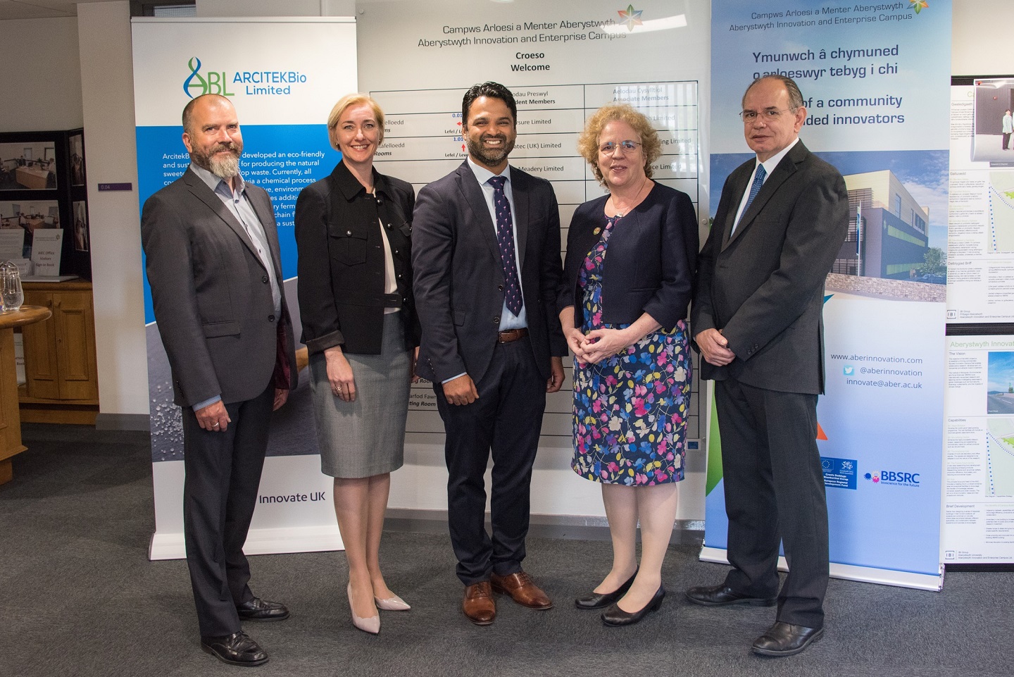 O’r chwith: Dr David Bryant BEACON, Dr Rhian Hayward Aber Innovation, Dr Ahbishek Somani, Cyfarwyddwr ARCITEKBIO, yr Athro Elizabeth Treasure Is-Ganghellor Prifysgol Aberystwyth, a Dr Joe Gallagher BEACON, yn Swyddfa AberInnovation.