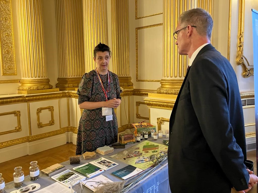 Ysgrifennydd Cymru David TC Davies (dde) a Dr Kerrie Farrar o Brifysgol Aberystwyth (chwith)