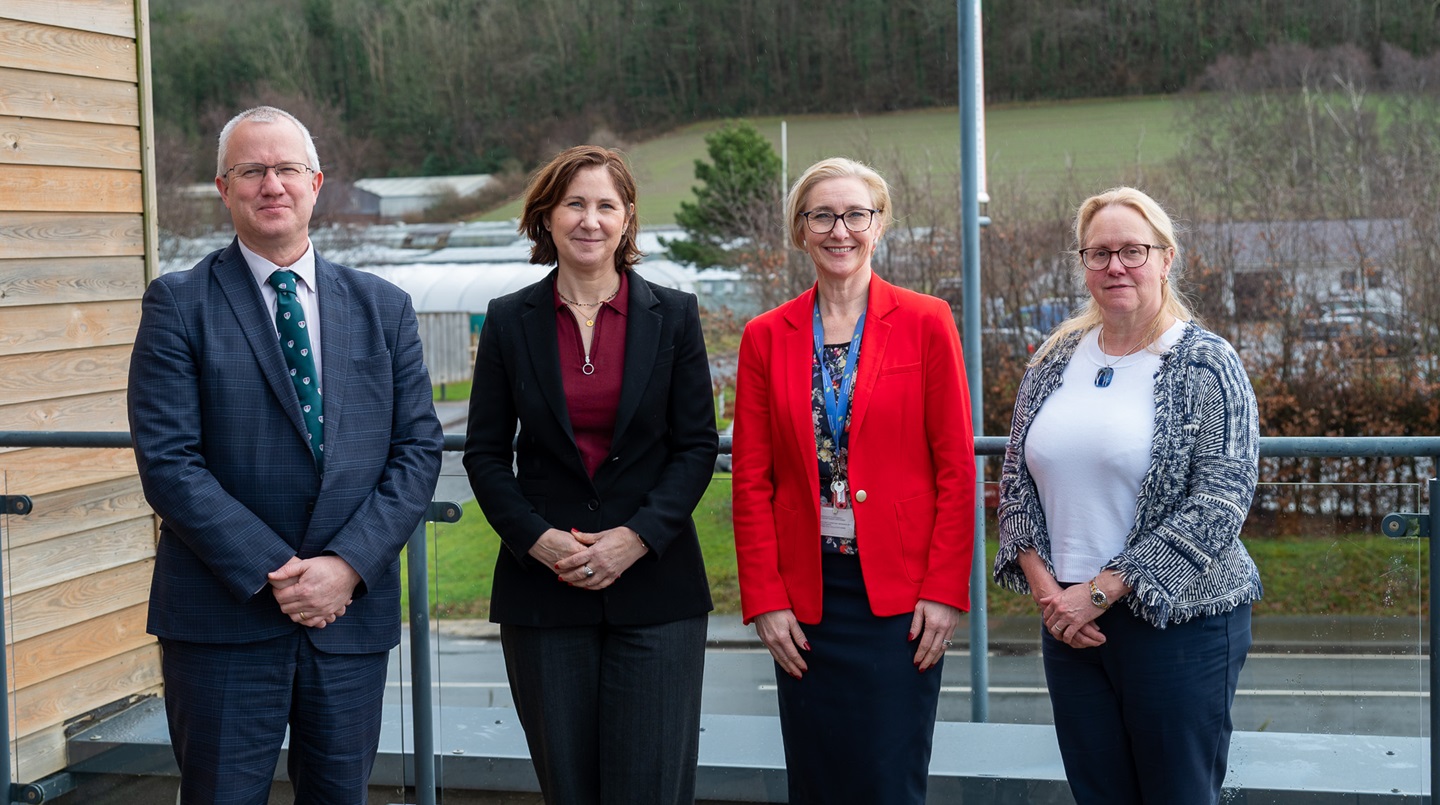 Is-Ganghellor Prifysgol Aberystwyth yr Athro Jon Timmis, Is-Ysgrifennydd Seneddol Swyddfa Cymru Anna McMorrin AS, Prif Weithredwr ArloesiAber Dr Rhian Hayward, Yr Athro Alison Kingston-Smith