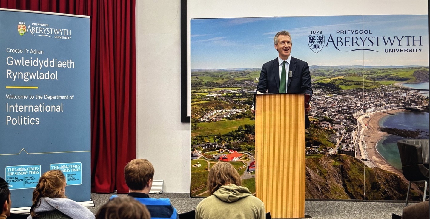 Gweinidog Diogelwch Llywodraeth y DU ac un o gyn-fyfyrwyr Prifysgol Aberystwyth, Dan Jarvis MBE AS