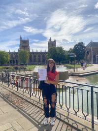 Aimee Ruddick a'i thystysgrif MRes