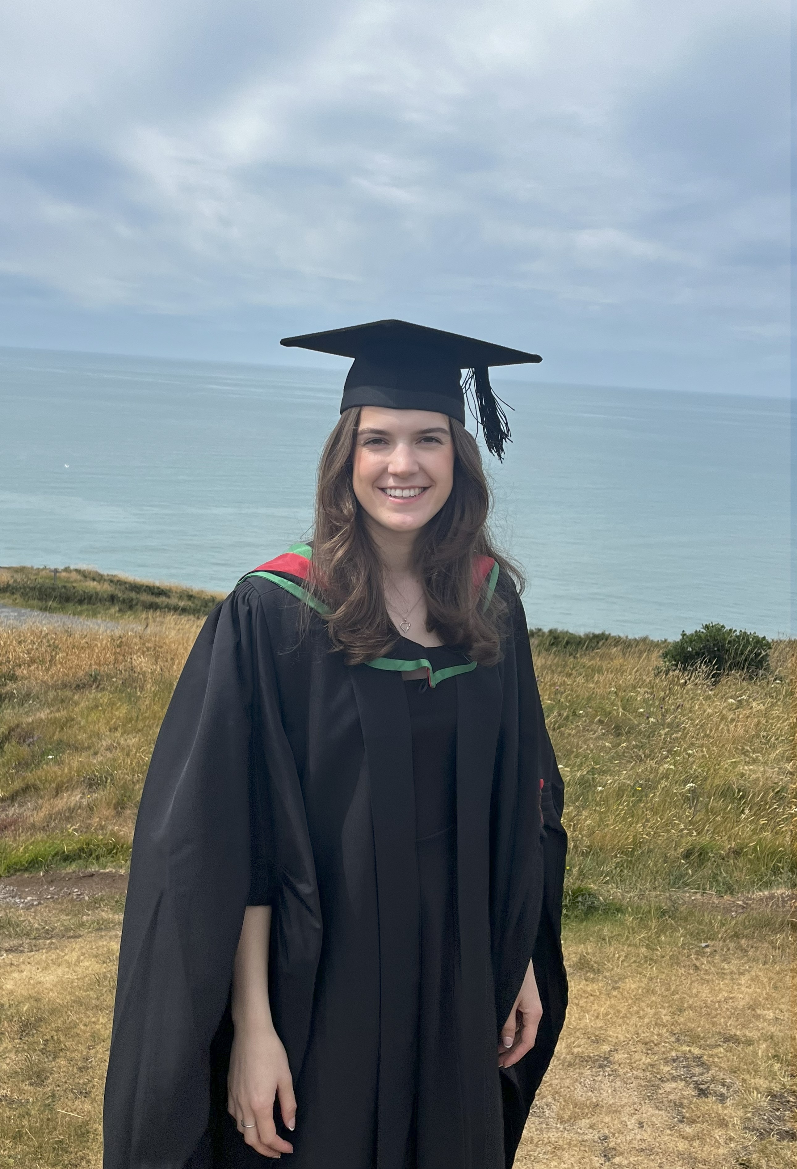 Esme Logan yn ystod ei seremoni graddio