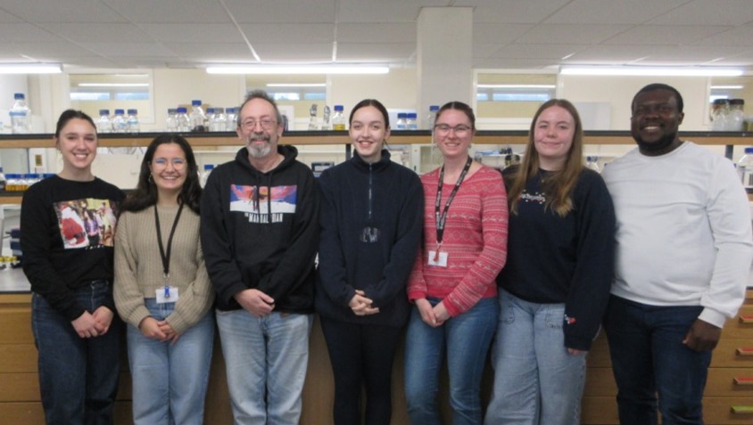 Myfyrwyr PhD grŵp ymchwil myxobacteria Aberystwyth gyda'u goruchwyliwr, Dave Whitworth (o'r chwith i'r dde: Alex, Maria, Dave, Amy, Emily, Abi a Stephen).