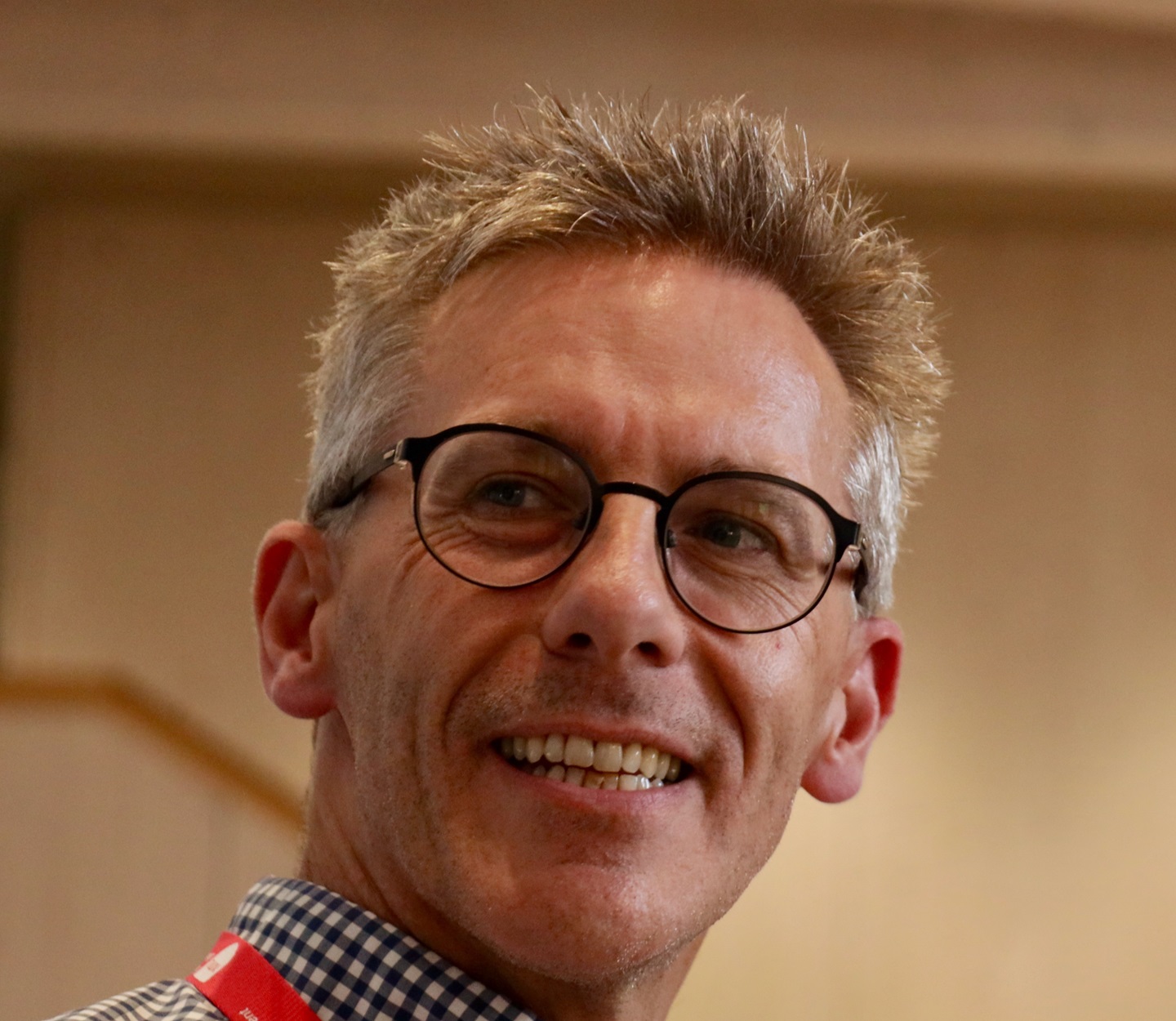 Yr Athro Iain Barber