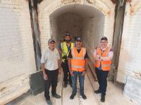 O chwith i dde: Jafar Daji (Parkinson-Spencer Refractories), Dr Odin Moron-Garcia, Dr Adil Mughal a Dr Chris Finlayson (Prifysgol Aberystwyth) o flaen y odyn