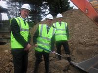 Chwith i'r Dde Mr Richard Bailey o HBG Construction Limited, Yr Athro Noel Lloyd a Mr David Neill Cyfarwyddwr Rhaglen See3D yn nodi dechrau'r gwaith adeiladu