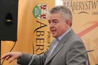 Carwyn Jones AC yn anerch cynfyfyrwyr Aberystwyth ar faes yr Eisteddfod Genedlaethol eleni yng Nghaerdydd.