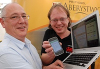 Yr Athro Chris Price (chwith) ac Adrian Shaw a fu'n lansio app i'r iPhone ar gyfer dysgwyr y Gymraeg.