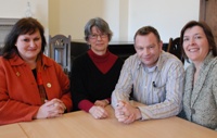 Raquel Gonzalez o IMAPS, Belinda Marking o'r Ysgol Gelf, Dr Rhys Thatcher, Cyfarwyddwr Dysgu ac Addysgu yn Adran Gwyddor Chwaraeon ac Ymarfer Corff, a Martine Smith o IBERS, pedward o'r deg aelod staff sydd yn gweithio tuag at y 'Dyfarniad Cymorth i Fyfyrwyr'.