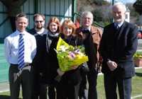 Teulu Gareth ac aelodau staff o'r Brifysgol yn yr agoriad.