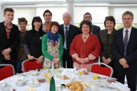 Y Gweinidog Materion Gwledig, Elin Jones AC (trydydd o'r dde) gyda staff a myfyrwyr yn ystod brecwast lasio Wythnos Cynaliadwyedd Cymru.