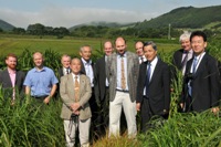 Ch-Dd Dr Steve Fish; Gareth Llewellyn, Llywodraeth Cymru; yr Athro Nasu; yr Athro Nagano; Tim Williams, Consortiwm Newid Hinsawdd Cymru; yr Athro Iain Donnison; Dr Jo Gallagher; yr Athro Sakuma; yr Athro John Valentine; yr Athro Hatta.