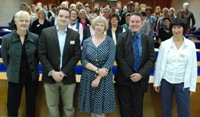 Dr Marion Loeffler, Canolfan Uwchefrydiau Cymreig a Cheltaidd Prifysgol Cymru; Dr Andrew James Davies, Ysgol Addysg a Dysgu Gydol Oes, Prifysgol Aberystwyth; Yr Athro April McMahon, Is-Ganghellor, Prifysgol Aberystwyth; Owen Phillips, Ysgol Addysg a Dysgu Gydol Oes, Prifysgol; Ines Klausch, Arweinydd Cwrs gyda 45 o fynychwyr y cwrs.