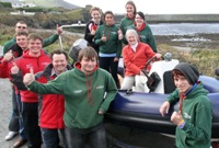 Mrs Ann Robertson (eistedd) ac aelodau o Glwb Hwylio’r Brifysgol.