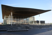 Adeilad y Senedd yng Nghaerdydd