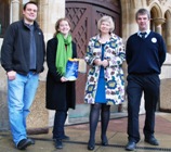 Yn Camu Ymlaen mae Rob Johnson (Gwasanaethau Gwybodaeth), Helen Williams (Cynghorydd Iechd, Diogelwch a’r Amgylchedd), Yr Athro April McMahon (Is-Ganghellor) ac Allen Evans (Porthor).