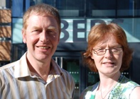 Dr Gareth Griffith a Dr Joan Edwards o Sefydliad y Gwyddorau Biolegol, Amgylcheddol a Gwledig.