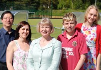 Yr Is-Ganghellor, yr Athro April McMahon (canol) gyda Chludwyr y Fflam Olympaidd o Brifysgol Aberystwyth (chwith i’r dde) Qiang Shen, Bridget James, Shon Rowcliffe a Susanna Ditton.