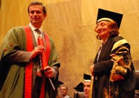 Cyflwyno Robert Peston yn Gymrawd yn ystod Seremoniau Graddio 2011.