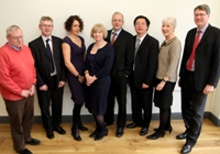 Chwith i’r Dde: Yr Athro Wayne Powell, yr Athro Andrew Henley, yr Athro Sarah Prescott, yr Athro April McMahon, yr Athro Neil Glasser, yr Athro Qiang Shen, yr Athro Kate Bullen a’r Athro Tim Woods.