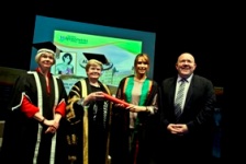 Ch-D: Is-Ganghellor Professor April McMahon, Gwerfyl Pierce Jones, Is-Llywydd Prifysgol Aberystwyth, Alex Jones ac Pennaeth yr Adran Astudiaethau Theatr, Ffilm a Theledu, Dr. Jamie Medhurst.