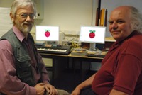 Dave Price (dde) a Ian Izett, y ddau sydd wedi creu’r Gerddorfa Raspberry Pi Robotic Orchestra