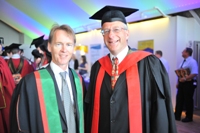 Dr Neil Glasser (chwith) a Dr Emyr Roberts