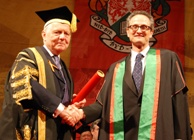 Llywydd y Brifysgol, Syr Emyr Jones Parry, yn cyflwyno Cymrodoriaeth i’r enillydd Oscar a’r cyn fyfyriwr o Aberystwyth, Dr Jan Pinkava, yn ystod seremonïau 2012.