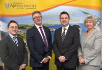 Chwith i’r Dde: Tony Roche, Cyfarwyddwr Cyhoeddi gyda Emerald Group Publishing Limited; Yr Athro John Grattan Dirprwy Is-Ganghellor dros Brofiad Myfyrwyr a Rhyngwladol, Prifysgol Aberystwyth; Gweinidog Llywodraeth Cymru dros Addysg a Sgiliau, Huw Lewis AC; Yr Athro April McMahon, Is-Ganghellor Prifysgol Aberystwyth yn lansiad y rhaglen datblygiad proffesiynol ar-lein ac e-ddysgu, ‘Llwybrau at Arweinyddiaeth Gwybodaeth’, yng Nghaerdydd ar ddydd Llun 23 Medi 2013.